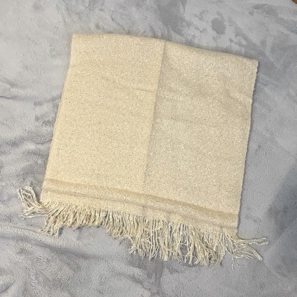 Cozy white scarf - Picture 3 of 3